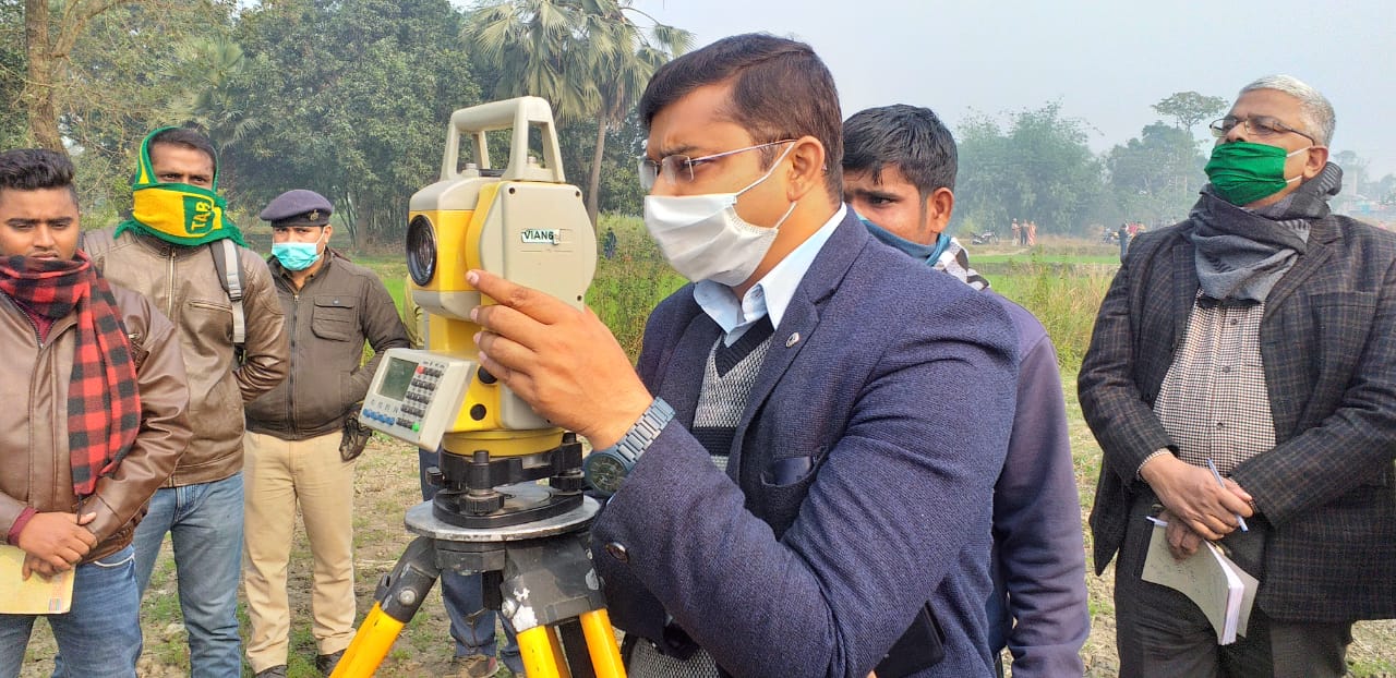 104 वर्ष बाद हो रहे विशेष सर्वेंक्षण एवं बंदोबस्त कार्य में रैयतों की मदद अपेक्षित: जिलाधिकारी।