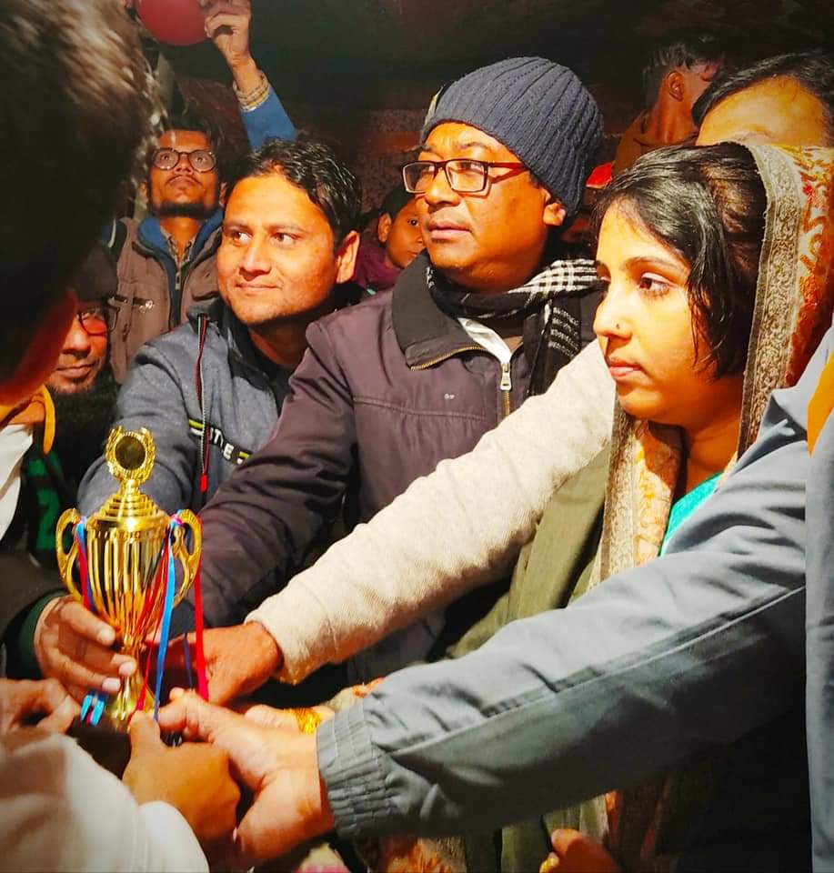 शील्ड देते मुख्य अतिथि जिला पार्षद अध्यक्ष शैलेंद्र गढ़वाल एवं नाजिया बेगम। शील्ड देते मुख्य अतिथि जिला पार्षद अध्यक्ष शैलेंद्र गढ़वाल एवं नाजिया बेगम।