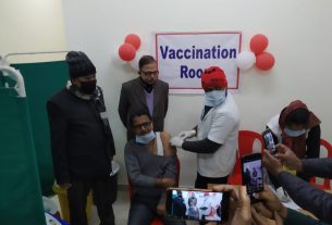 पश्चिमी चंपारण जिले के सिविल सर्जन डॉ अरुण कुमार सिन्हा ने लिया कोविड-19 वैक्सीन।