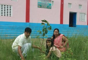 अपने शादी के 11वीं सालगिरह प्रतिभा वेलफेयर चेरिटेबल ट्रस्ट के सचिव प्रदीप मेहता एवं कोषाध्यक्ष मीनू कुमारी ने किया पौधरोपण।