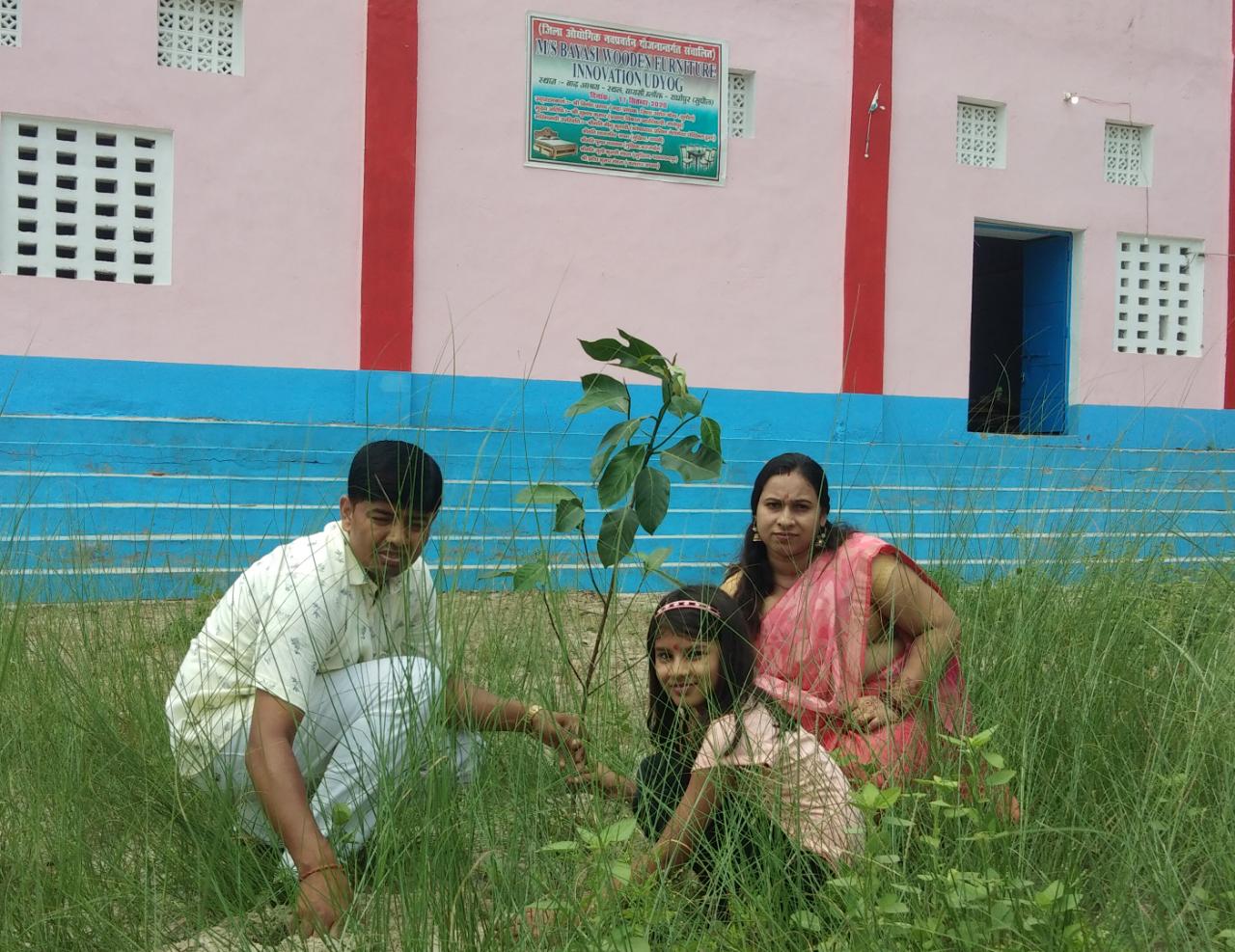 अपने शादी के 11वीं सालगिरह प्रतिभा वेलफेयर चेरिटेबल ट्रस्ट के सचिव प्रदीप मेहता एवं कोषाध्यक्ष मीनू कुमारी ने किया पौधरोपण।