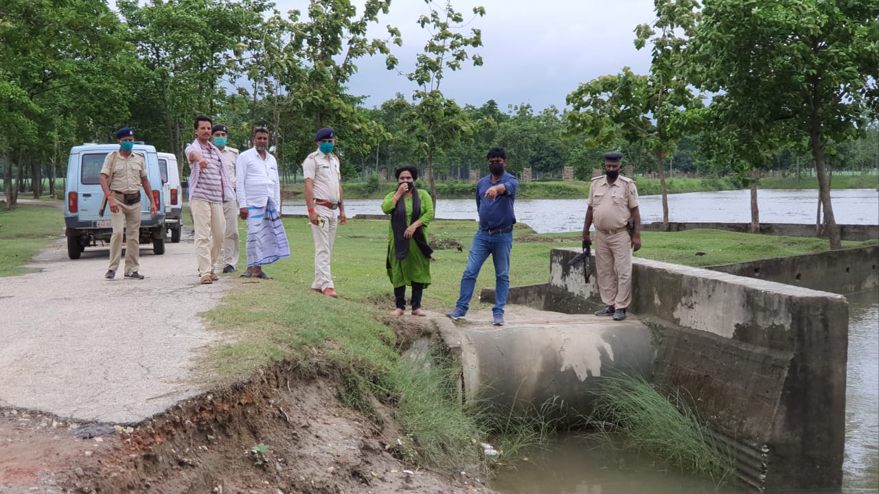 लगातार हो रही बारिश से बाढ़ की स्थिति उत्पन्न, किसानों की बढ़ी परेशानी धान के बिचड़े नष्ट।