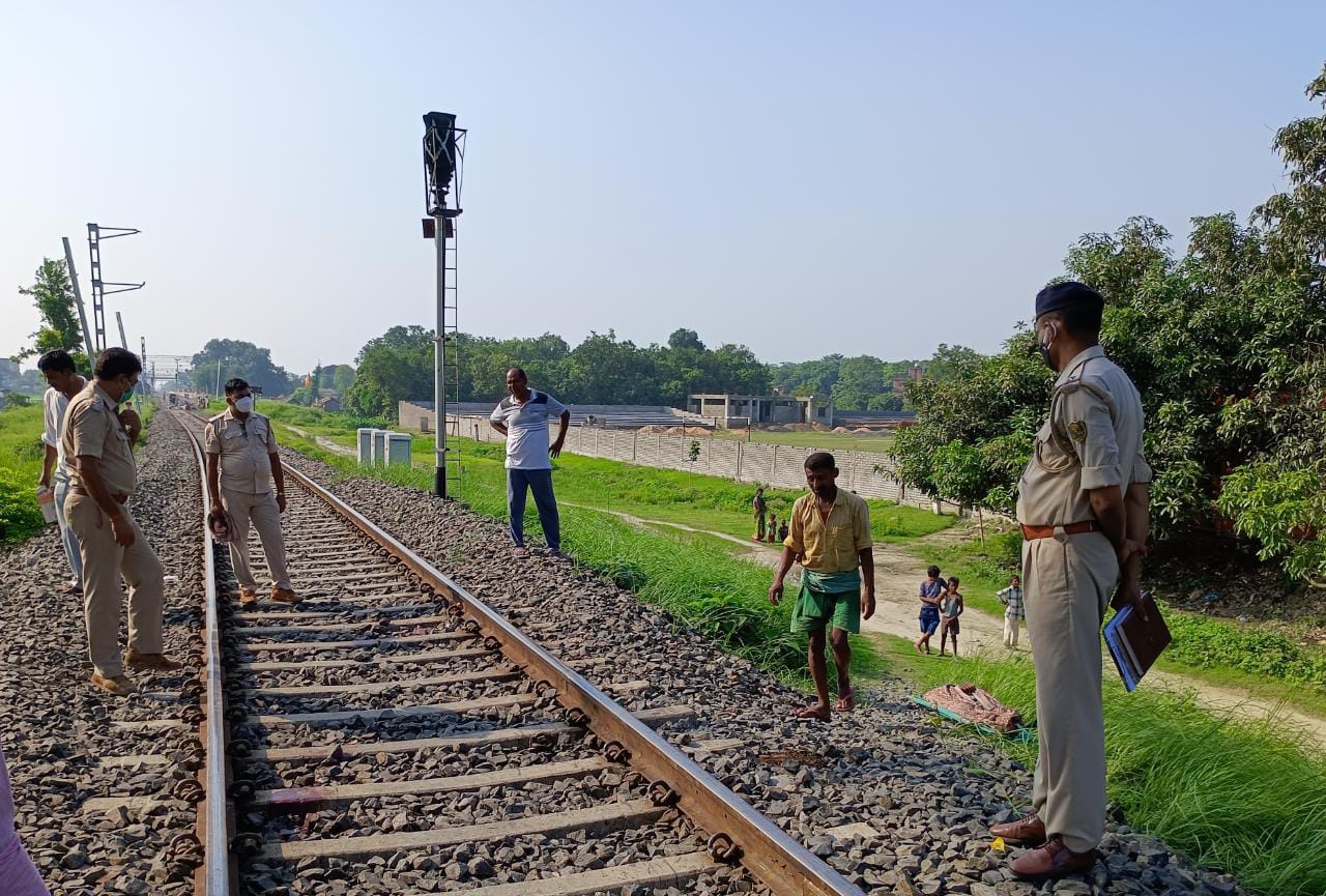 घोड़ासहन में आउटर सिग्नल के समीप 20 वर्षीय अज्ञात युवक का शव RPF एव GRP ने किया बरामद।