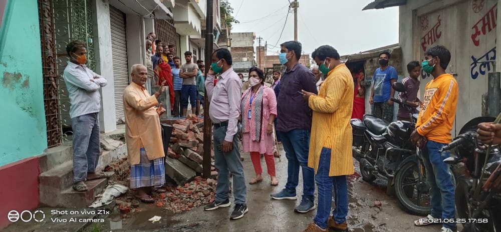 नाली के अतिक्रमण पर अंचल प्रशासन सख्त, थमाया नोटिस।