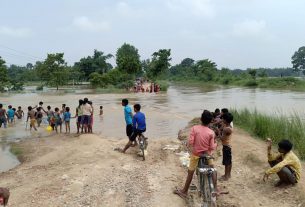 बाढ़ से हाल बेहाल, सिकटा-रक्सौल मुख्य नहर मार्ग टूटा, आवागमन बाधित।