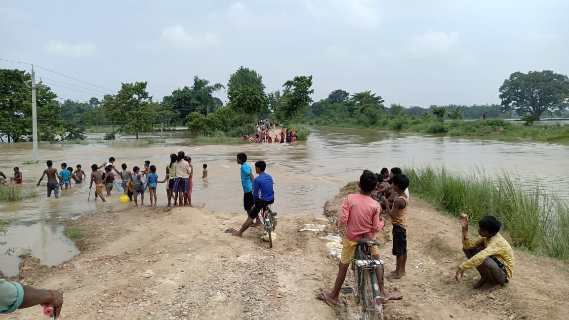 बाढ़ से हाल बेहाल, सिकटा-रक्सौल मुख्य नहर मार्ग टूटा, आवागमन बाधित।