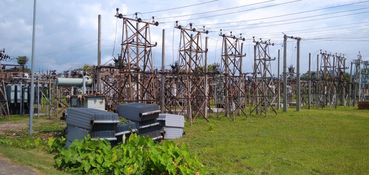 विभागीय लापरवाही के कारण सिकटा में 36 घंटे से बिजली गुल बिजली मिस्त्री नही कर रहे है सहयोग।
