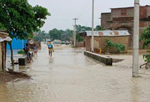 नेपाल के जल अधिग्रहण क्षेत्र में हुई भारी बारिश से कई गाँव जलमग्न।