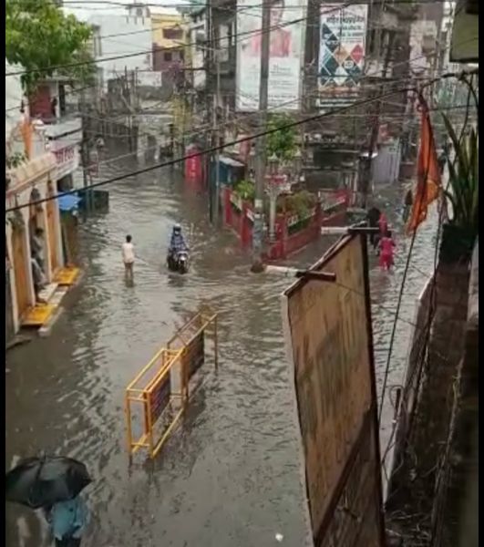 बरसात पूर्व नालों की सफाई नहीं होने का असर- पहली बरसात में ही शहर जलमग्न।