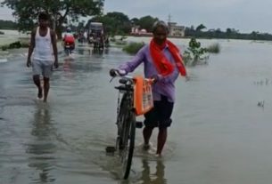 सिकटा-बेतिया मुख्य सड़क पर गोपालपुर थाना के सामने बाढ़ का पानी चढ़ा, आवागमन बाधित होने की संभावना प्रबल।