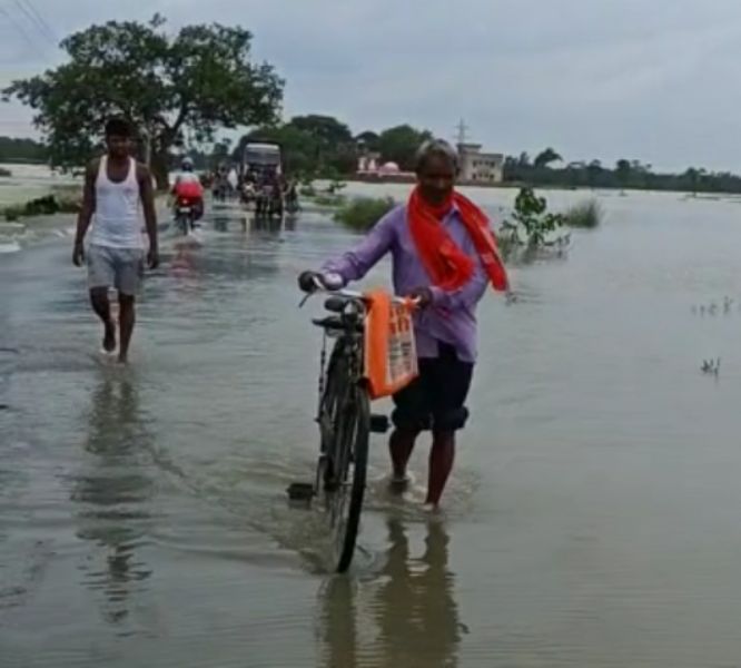 सिकटा-बेतिया मुख्य सड़क पर गोपालपुर थाना के सामने बाढ़ का पानी चढ़ा, आवागमन बाधित होने की संभावना प्रबल।