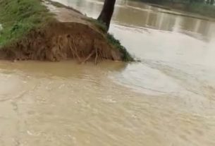 बाढ़ से प्रभावित, ओरिया नदी का पूर्वी तटबंध दो जगहों पर टूटा, पानी से कई गाँव जलमग्न।