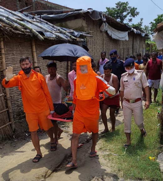 सिकटा-बेतिया मुख्य मार्ग अवरुद्ध,जान जोखिम में डाल लोग कर रहे है आवाजाही।