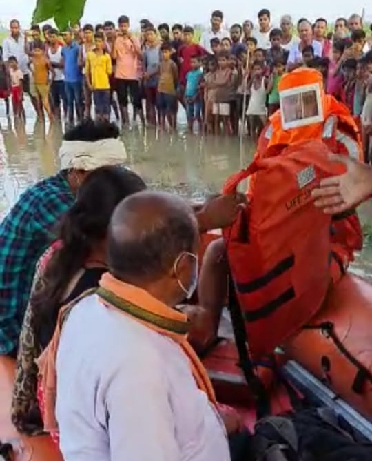 एक और मरीज को बाढ़ के कहर से निकाल कर इलाज के लिए भेजा गया।