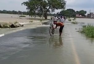 सिकटा बना टापू, बाढ़ से हालात बदतर, चारो तरफ बाढ़ का पानी,कई गांव में घुसा बाढ़ का पानी।