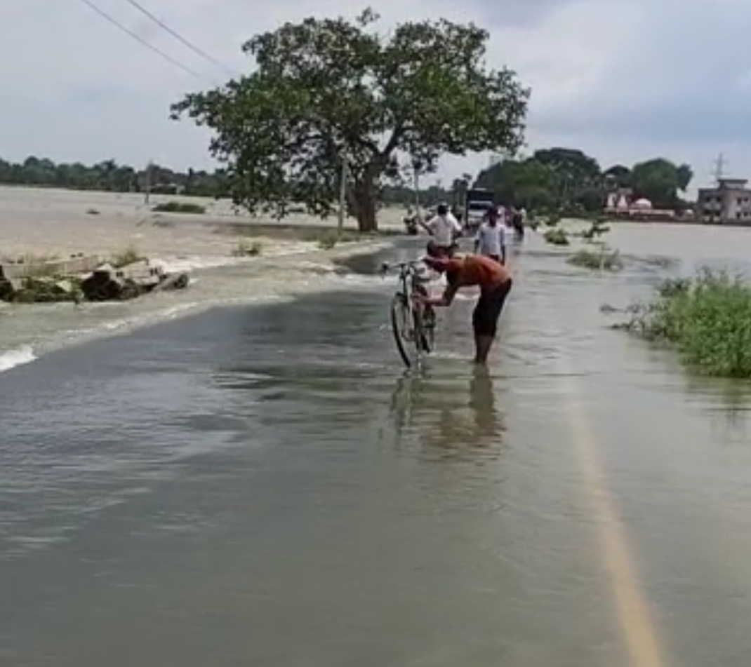 सिकटा बना टापू, बाढ़ से हालात बदतर, चारो तरफ बाढ़ का पानी,कई गांव में घुसा बाढ़ का पानी।