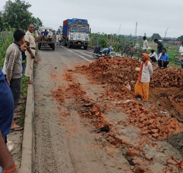 युद्धस्तर पर करायी गई रेन कट से क्षतिग्रस्त धनहा-रतवल सड़क की मरम्मति, आवागमन हुआ सुचारू।