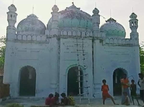 बिहार का एक ऐसा अनोखा गांव जहाँ मस्जिद में हिन्दू पढ़ते है पांचो वक्त का नमाज।