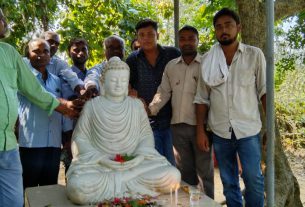 पश्चिमी तुरहा पट्टी के मुखिया इं0 शिवम कुमार उर्फ राजा बाबु और उनके पंचायत के लोगों के साथ बौद्ध स्तंभ पर जा कर गौतम बुद्ध के विचारों को जनता तक पहुचाने का संकल्प लिया