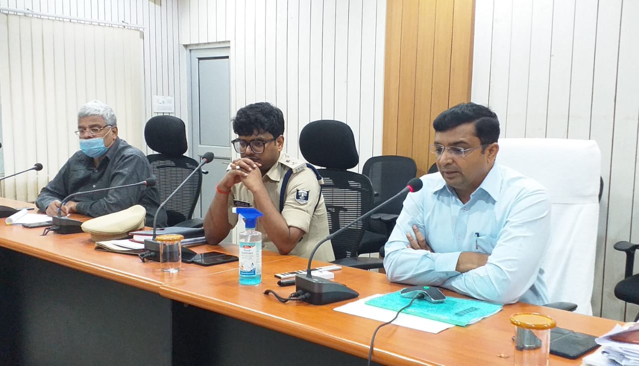 *छठ घाटों की ओर जाने वाले मार्ग में क्षतिग्रस्त सड़क, पुल, पुलिया की तुरंत मरम्मति कराने का निदेश,आगामी पर्व, त्योहार को लेकर सजग एवं सतर्क रहें प्रशासनिक एवं पुलिस अधिकारी : जिलाधिकारी।*