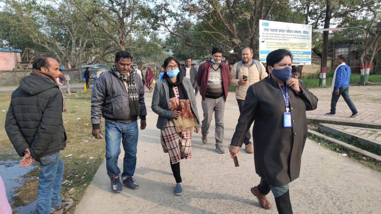 नल जल योजना की जांच करते पीएचईडी के कार्यपालक अभियंता, दिया गड़बड़ी ठीक करने का निर्देश