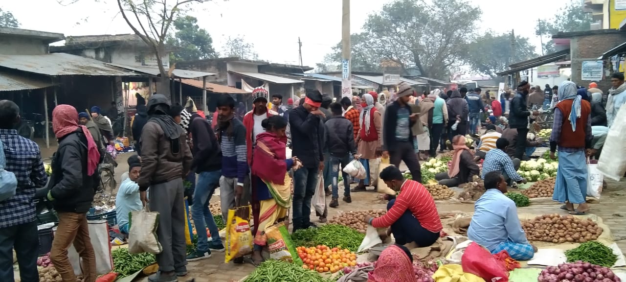 covid-19 की प्रोटोकॉल की धज्जियां उड़ाते देख हरकत में आई शनिचरी पुलिस दुकानदार सहित ग्राहकों का कटा चालान