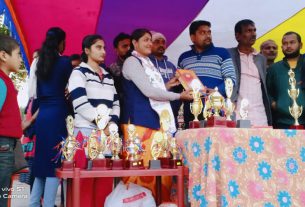 खेल मैदान के मंच पर डॉ अनिता देवी ने की प्रखंड प्रमुख पति को सम्मानित।
