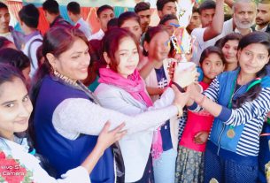 डॉ अनीता देवी द्वारा प्रतिभावान बच्चों को पुरस्कार से किया गया सम्मानित।