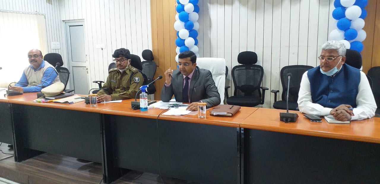 आगामी पर्व, त्यौहार को शांतिपूर्ण तरीके से सम्पन्न कराने को लेकर रहें सजग एवं सतर्क : जिलाधिकारी।