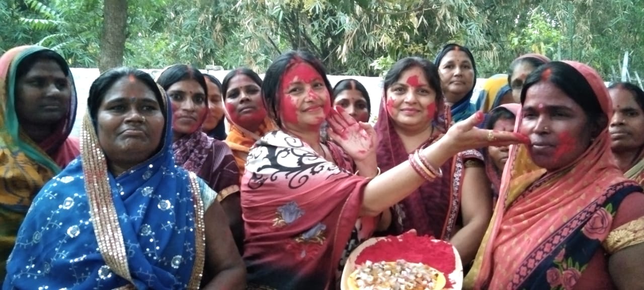 मुखिया आभा वर्मा ने शांति व सौहार्दपूर्ण गुलाल से महिलाओं के साथ मनाई होली।