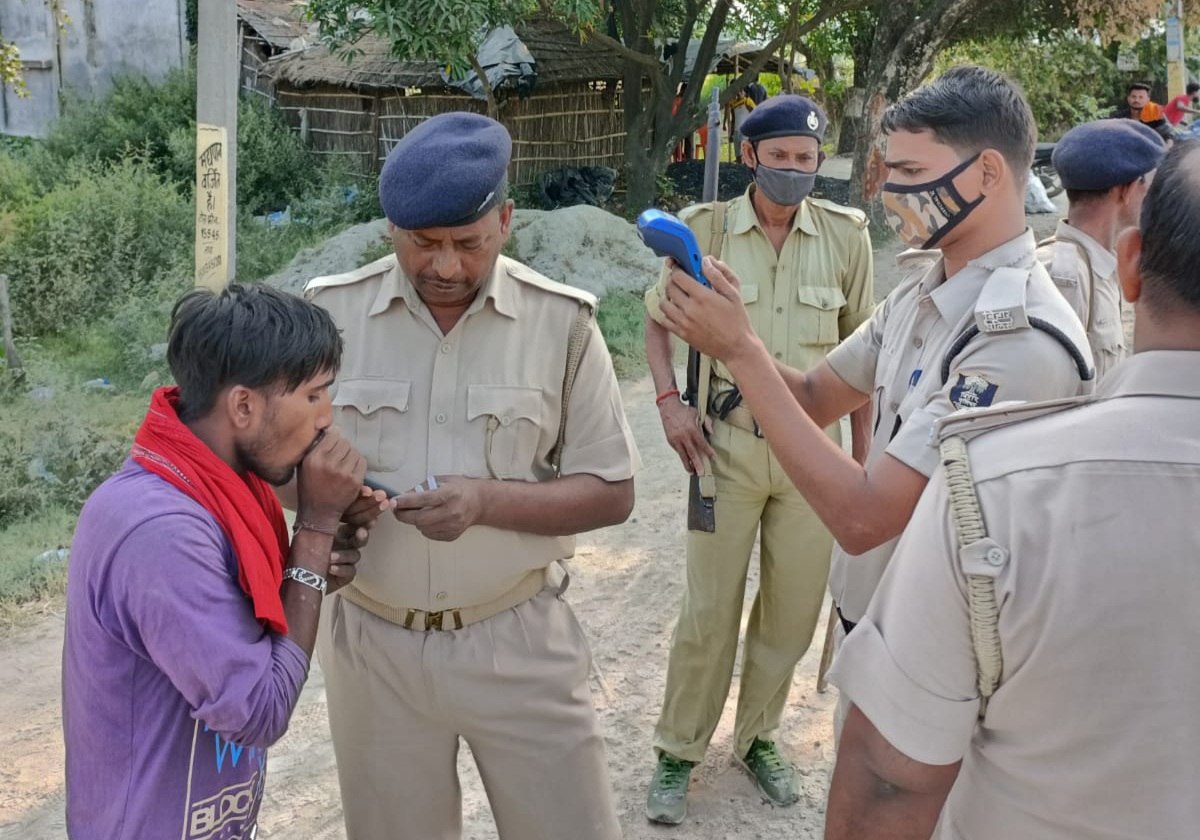 एनएच 727 पर जिला के चार विभाग के अधिकारियों के साथ सघन चलाया गया संयुक्त छापामारी अभियान उत्पाद अधीक्षक।