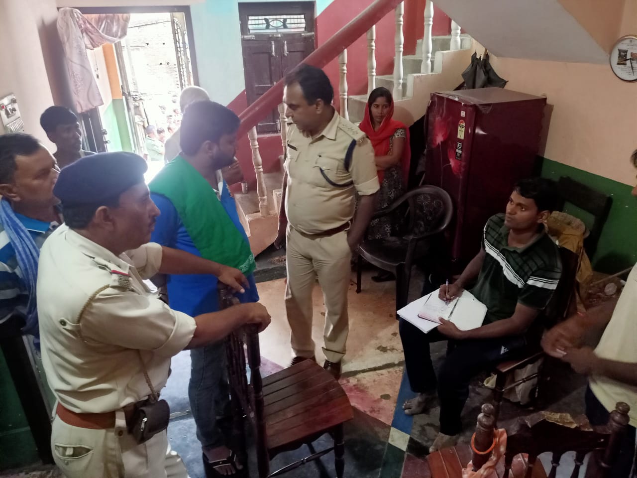 सिकटा थाना क्षेत्र के  सिकटा गांव में लाखों की लूट 30 से 35 की संख्या में थे हथियारों से लैश अपराधी!