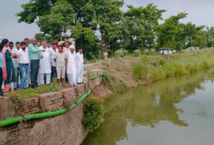 त्रिवेणी कैनाल नहर के तल की सफाई में हो  रही अनियमितता को लेकर विधायक की मांग पर पटना से पहुंची जांच के लिए टीम।