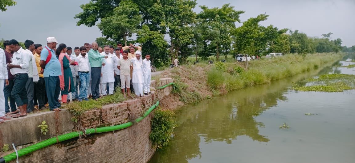 त्रिवेणी कैनाल नहर के तल की सफाई में हो  रही अनियमितता को लेकर विधायक की मांग पर पटना से पहुंची जांच के लिए टीम।