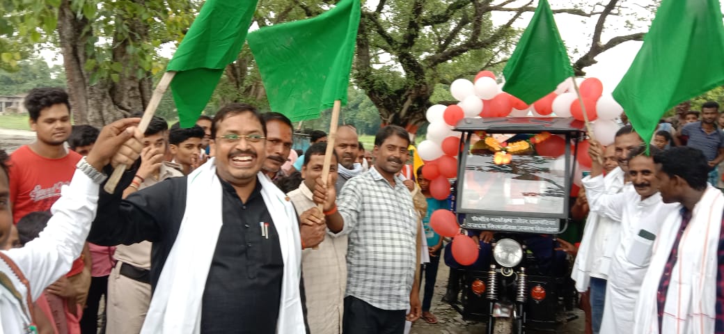 सांसद सुनील कुशवाहा ने हरी झंडी दिखाकर स्वचछता अभियान की शुरुआत की।