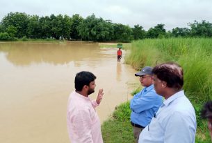 प्रखंड प्रमुख उत्कर्ष श्रीवास्तव के पहल पर  पंचायत के सिकटा गांव स्थित सिकटा  नदी के छठ घाट के पास बाढ़ से टूटे हुए पश्चिमी तटबंध का निरीक्षण पटना से आए जल संसाधन विभाग की उड़नदस्ता टीम ने किया!