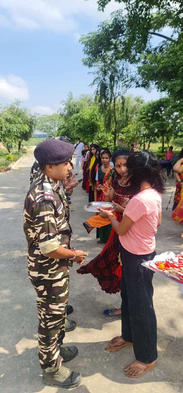 रक्षाबंधन का त्यौहार मनाया गया बड़े धूमधाम से बहनों ने बांधी भाई के कलाई में राखी।