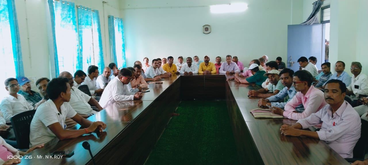 मतदाता सूची में आधार सीडिंग में उत्कृष्ट कार्य करनेवाले BLO को किया गया सम्मानित।