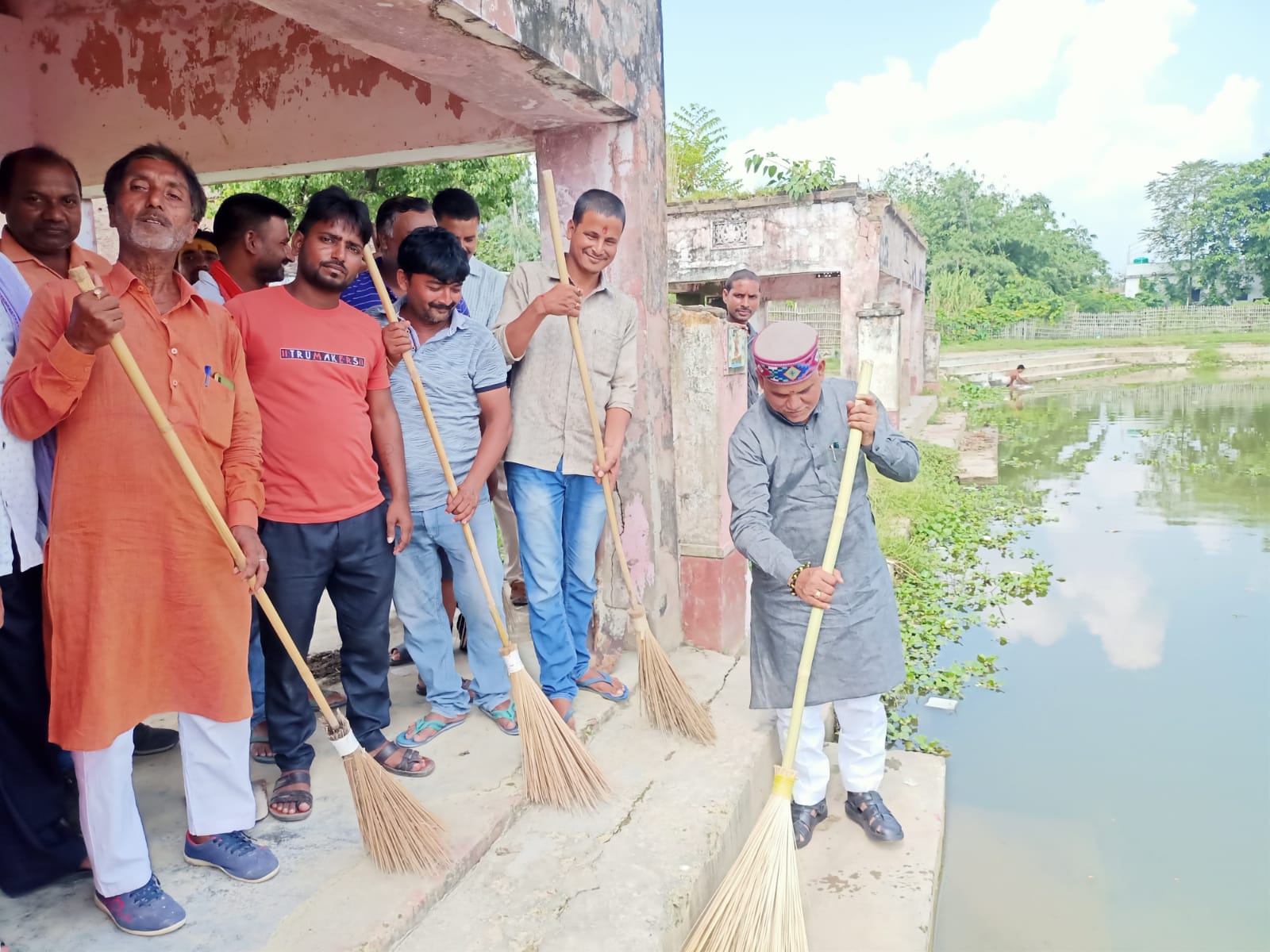 सेवा पखवाड़े के तहत सांसद ने किया छठ घाट की सफाई!