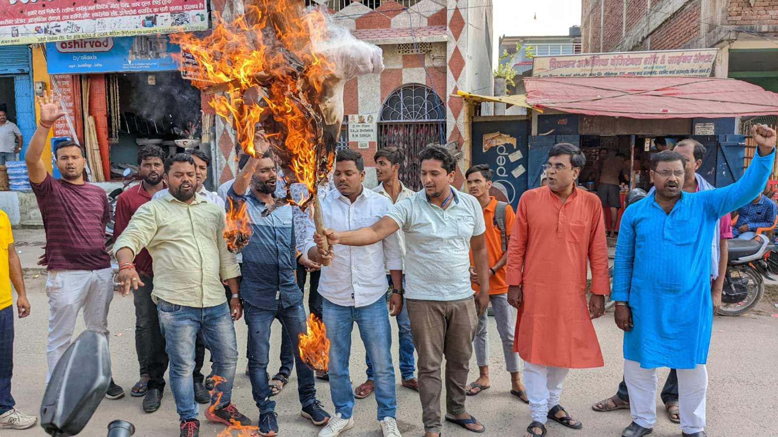 जिला शिक्षा पदाधिकारी के कार्यालय के सामने मुख्यमंत्री का पुतला दहन।