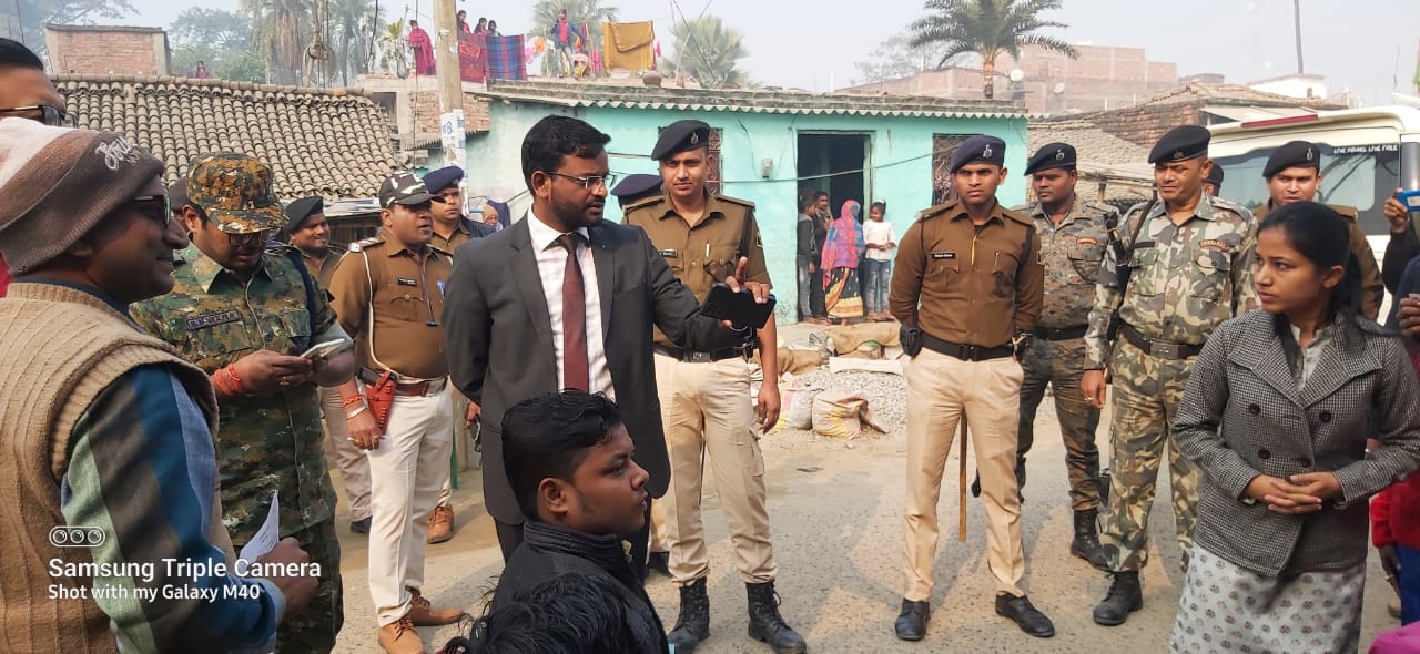 जिला निर्वाचन पदाधिकारी एवं पुलिस अधीक्षक द्वारा विभिन्न बूथों पर निर्वाचन प्रक्रिया का लिया गया जायजा।