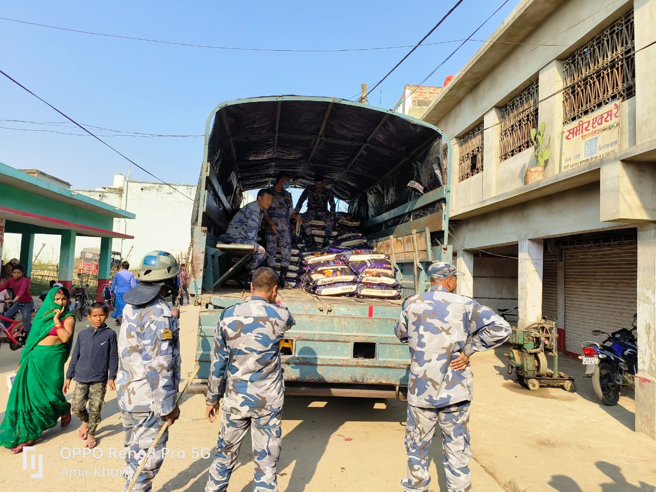 भिसवा नेपाल बाजार में बीरगंज भंसार कार्यालय के अधिकारियों ने कालाबाजारी से ले जा रहे 311 बोरा कतरनी चावल को किया जप्त!