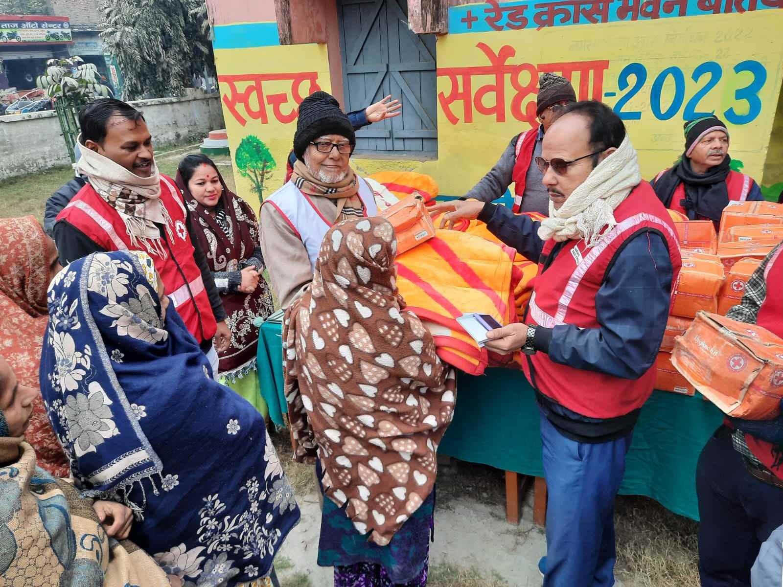 रेड क्रॉस बेतिया के पदाधिकारियों एवं सदस्यों द्वारा इस भीषण ठंड को देखते हुए जरूरतमंदों के बीच बांटा गया कंबल!