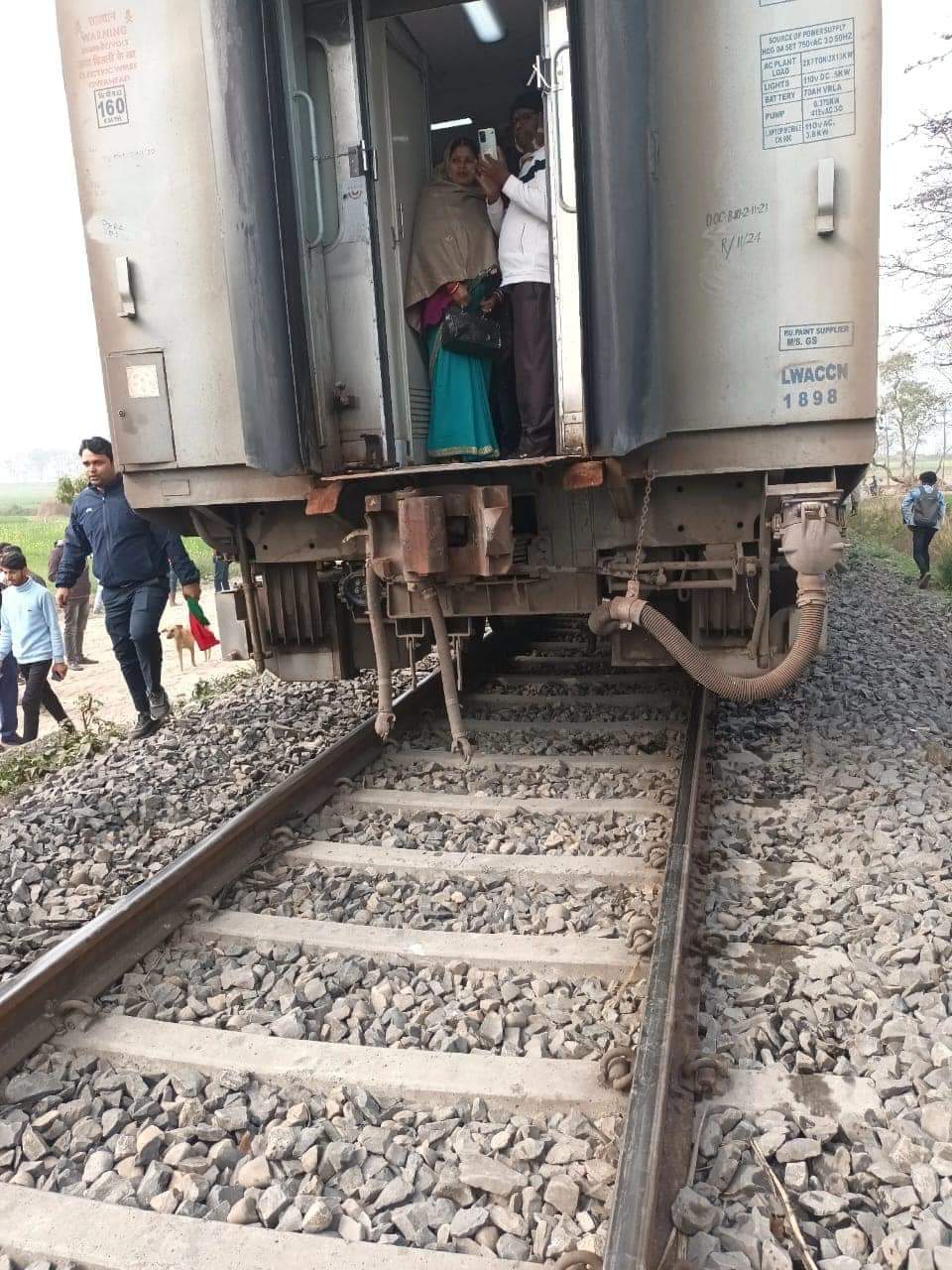 चलती सत्याग्रह ट्रेन दो भागों में बटी, मची अफरा-तफरी मझौलिया में ट्रेन हादसा टला।
