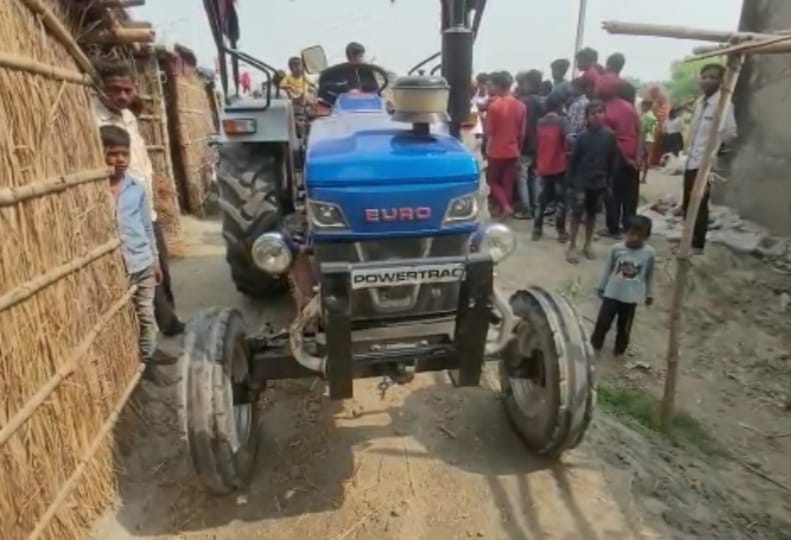 अनियंत्रित ट्रैक्टर की चपेट में आने से 3 वर्षीय दूध मोहे बच्चे की हुई मौत