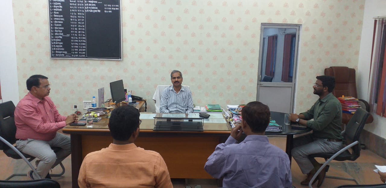 प्रेक्षक, 03-सारण स्नातक क्षेत्र द्वारा मतदान केन्द्रो का किया गया निरीक्षण।