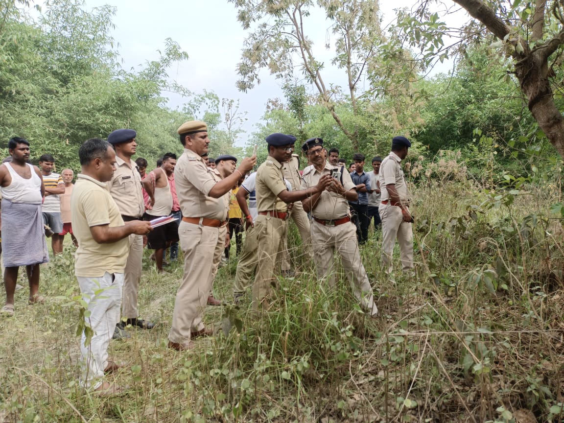 बारात देखने गई छात्रा की शव पेड़ से लटका मिला गांव में सनसनी।