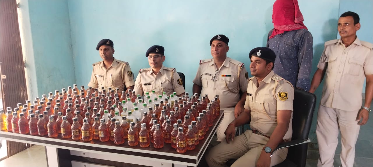 गोपालपुर  पुलिस ने  गुप्त सूचना के आधार पर 174 बोतल नेपाली शराब के साथ एक तस्कर को किया गिरफ्तार।