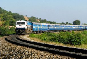 ट्रेन की चपेट में आने से एक अधेड़ की मौत, घटना मझौलिया सुगौली रेल खंड स्थित राजघाट रेलवे गुमटी के समीप का।