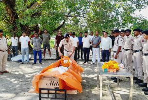 पूरे राष्ट्र सम्मान के साथ अग्निशमन पदाधिकारी सहित कर्मियों ने दी श्रद्धांजलि।